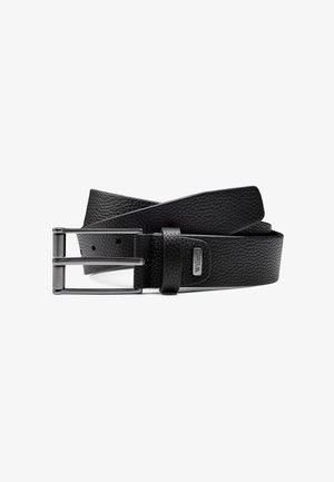 Schwarzer Lederbelt mit strukturiertem Finish, ausgestattet mit einer doppelten Dornschließe aus Metall und einem kleinen Logo-Akzent in der Nähe der Schnalle.