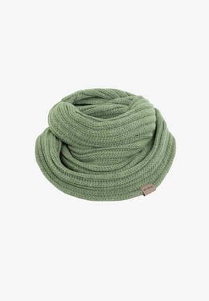 Groene gebreide sjaal met een textuurontwerp en een lusvorm. Bevat een klein stoffen label met de merknaam aan één kant.