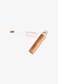 KIKO Milano Love Fusion Radiant Concealer Tube mit offenem Applikator, der einen hellbraunen flüssigen Concealer zeigt.