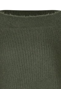 Pull en tricot vert olive avec une texture côtelée, présentant un large col et un matériau doux et duveteux. Design simple et classique.