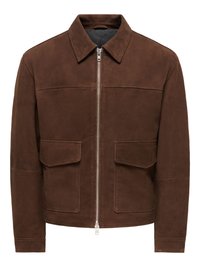 Veste en daim marron avec fermeture éclair à l'avant, deux grandes poches à rabat, un col et des manches longues sur fond blanc.