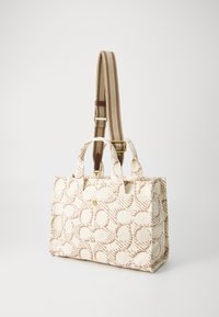 Beige canvas tas met een bruin cirkelpatroon, dubbele handvatten en een verstelbare gestreepte schouderband. Bevat een gouden hardware accent.
