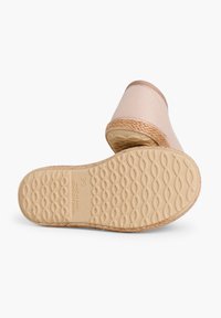 Espadrillas rosa chiaro con tomaia in tela, rifinitura in juta intrecciata e suola in gomma texture con un motivo ondulato. Taglia 25 contrassegnata sul fondo.