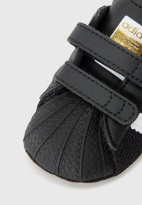 adidas Originals SUPERSTAR CRIB UNISEX - Πρώτα παπούτσια - black/white/gold-coloured