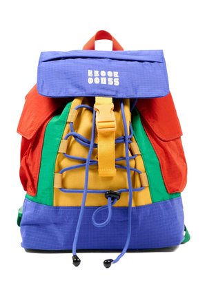 Kleurrijke rugzak met een blauwe klep, rode zijzakken, groene panelen, een gele voorkant, een blauw koordsluiting en witte tekst op de klep.