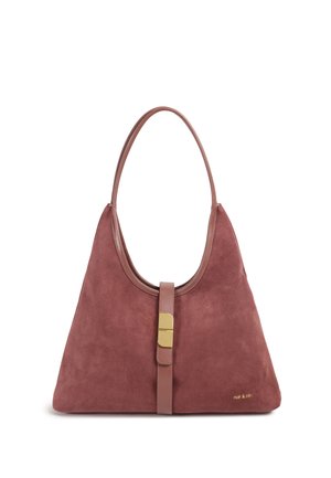 Sac à bandoulière en daim rose poussiéreux avec une sangle en cuir lisse et des éléments dorés. Il présente un dessus arrondi et une fermeture centrale à languette.