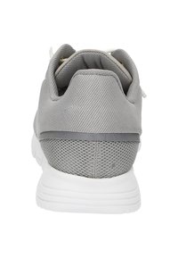 Grauer Sportschuh mit Obermaterial aus Mesh, gepolstertem Kragen und weißer Gummisohle. Verfügt über eine strukturierte Oberfläche und ein minimalistisches Design.
