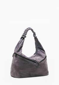 Puha szürke bőr kézitáska fodros fogantyúval és két átlós cipzáras zsebbel az elején és az oldalán.