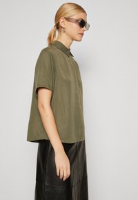 Samsøe Samsøe MINA SHIRT - Blúzka so zapínaním na gombíky - dusty olive