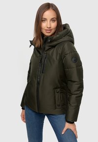 Green puffer jacket with a hood, front zipper and snap button closure, featuring side pockets and a logo patch on the sleeve. Smooth texture.