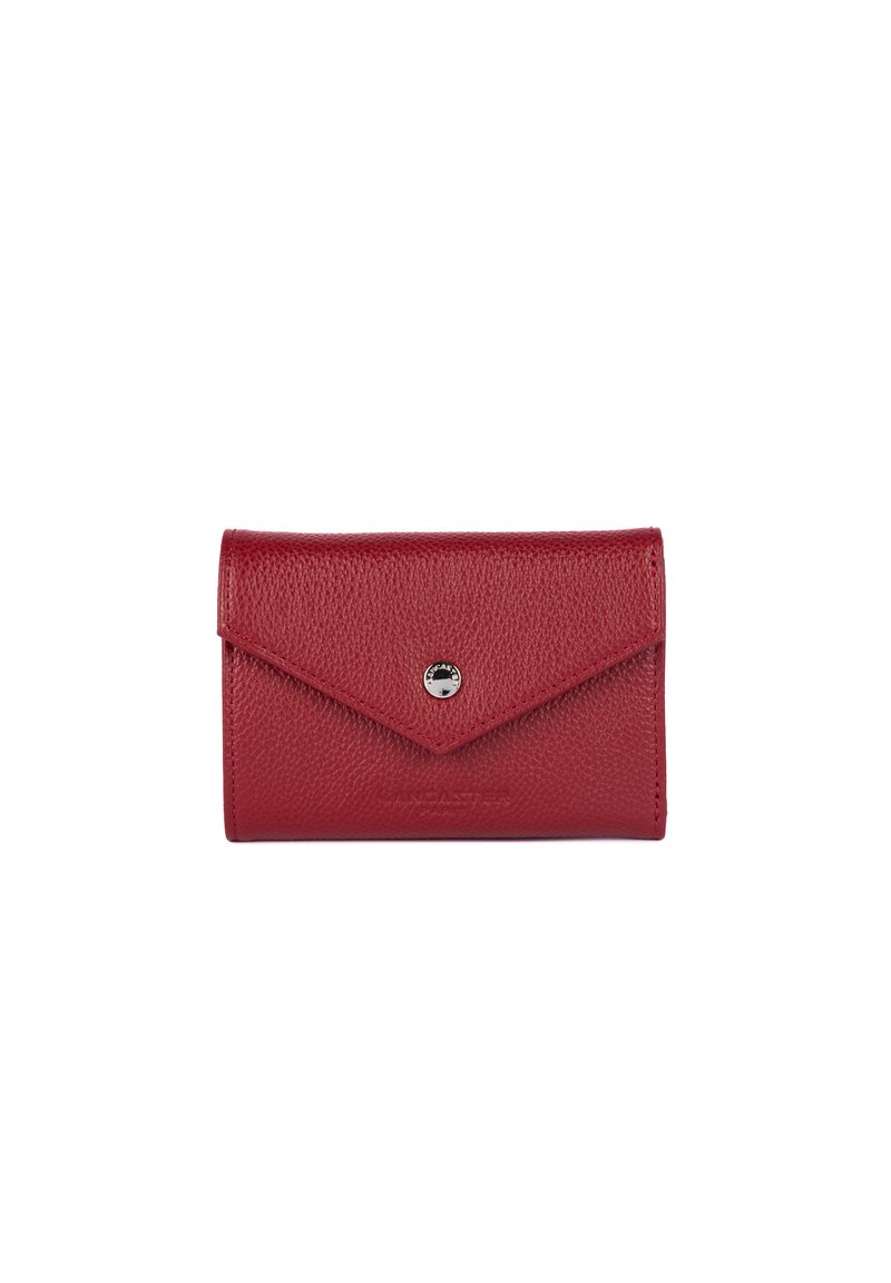Portefeuille en cuir rouge avec une finition texturée, rabat de style enveloppe et fermeture à bouton-pression en argent. Présente un logo embouti en bas.
