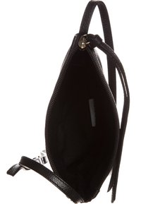 Musta nahkainen käsilaukku, jossa vetoketjusuljenta ja mustalla kankaalla vuorattu sisusta. Varustettu ohuella olkahihnalla ja tyylikkäällä muotoilulla.