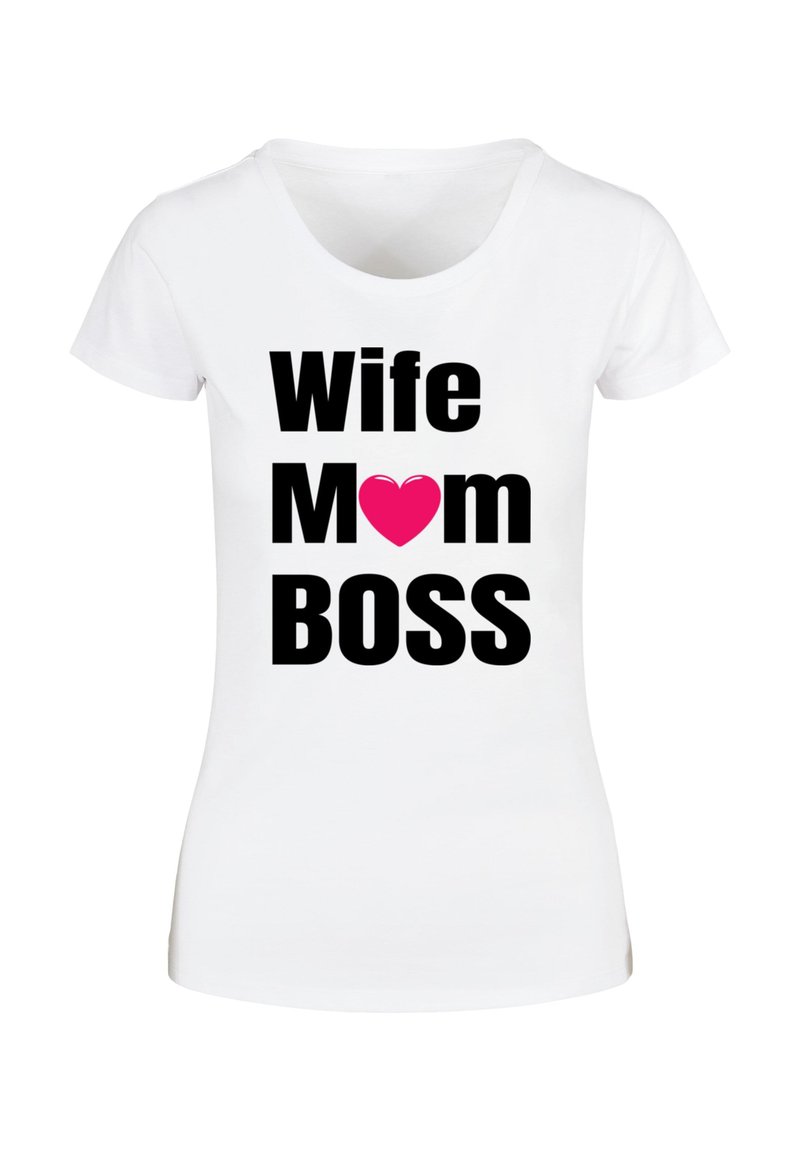 Balta trumpa rankovė t-shirt, su ryškiu juodu užrašu "Žmona" ir "Mama" su rožine širdimi, po to didelėmis raidėmis parašyta "BOSS".