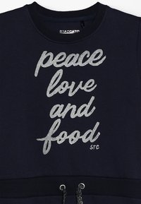 Granatowy sweatshirt z napisem "pokój, miłość i jedzenie" w błyszczącym srebrnym kolorze. Prążkowany okrągły dekolt i regulowany sznurek u dołu.