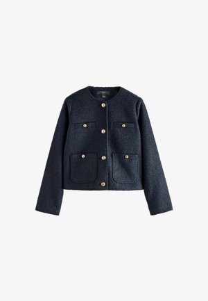 Navy Wollejacke mit Rundhalsausschnitt, goldenen Knöpfen, zwei Brusttaschen und zwei größeren Taschen vorne. Strukturiertes Material und kürzerer Schnitt.