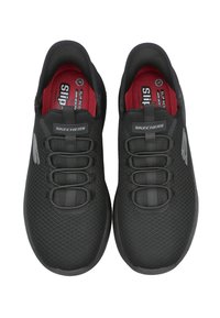 Zapatos negros tipo slip-on con parte superior de malla, que cuentan con cordones elásticos, un collar acolchado y una plantilla roja. Logotipo mostrado en el lado lateral.