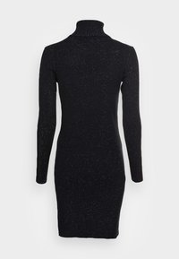 Robe noire côtelée à col roulé avec manches longues, confectionnée en tissu tricoté scintillant, coupe ajustée, longueur mi-cuisse, sans fermetures visibles.