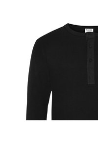 Czarna bluzka z długim rękawem typu henley, wykonana z ribbed materiału, z okrągłym dekoltem, plakatą z trzema guzikami i teksturowanym akcentem w pobliżu guzików.