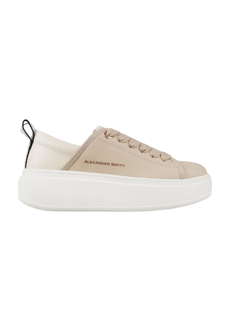 Sneakers in pelle beige con suola piatta bianca, caratterizzati da lacci chiari, un retro testurizzato a contrasto e branding "Alexander Smith".
