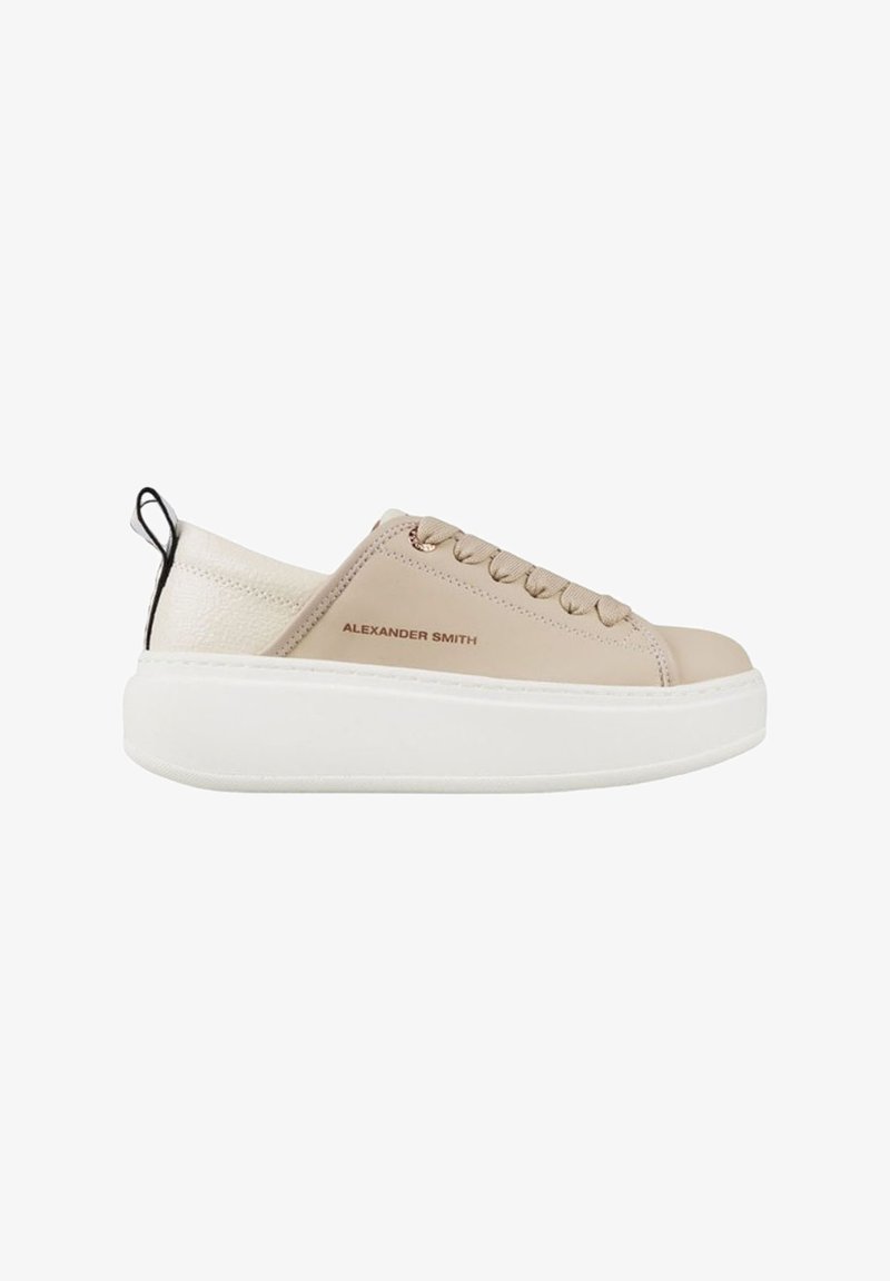 Sneakers in pelle beige con suola piatta bianca, caratterizzati da lacci chiari, un retro testurizzato a contrasto e branding "Alexander Smith".