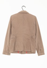 Braune Cordjacke mit strukturiertem Kragen, seitlichen Knöpfen und zwei Fronttaschen. Verfügt über rote Akzente am Saum und an den Rücknähten.