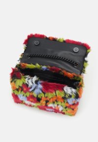 Faux-Fur-Tasche mit einem mehrfarbigen Muster in Rot, Grün, Blau und Schwarz, mit einem schwarzen Lederdeckel und einer Kettenverzierung.