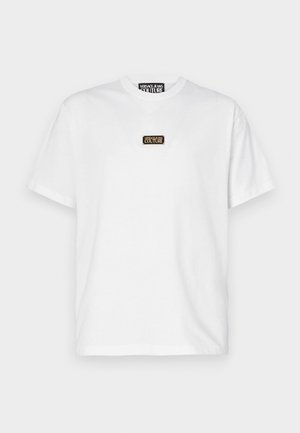 T-shirt bianco in cotone con maniche corte, caratterizzata da un piccolo logo rettangolare sul petto in nero e oro. Design classico con collo rotondo.