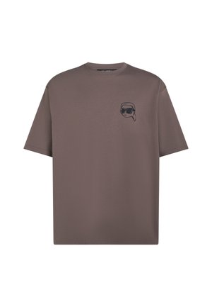 Braunes T-Shirt mit kurzen Ärmeln und Rundhalsausschnitt mit kleinem schwarzem, besticktem Gesicht mit Sonnenbrille und Bandana auf der linken Brust.
