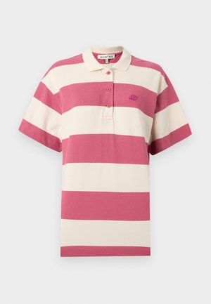 Csíkos pólóing váltakozó rózsaszín és krémszínű csíkokkal, háromgombos patenttal és egy kis hímzett logóval a mellrészen.