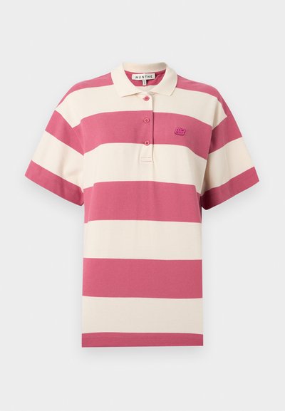 Polo à rayures alternant rose et crème, avec patte à trois boutons et petit logo brodé sur la poitrine.