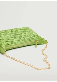 Zelená tkaná kabelka na psaní s texturovaným povrchem, zlatým zipem a řetízkem. Má obdélníkový tvar a měkké kožené akcenty.