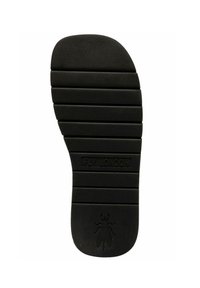 Černá guma z podrážky boty s horizontálními rýhami, kulatou špičkou a vyraženým logem. Hladký povrch s výrazným emblémem mušky poblíž paty.