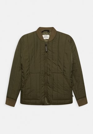 Olivengrøn quiltet jakke med lynlås foran, to lommer, ribbet krave og ærmegab, mærket "Mads Nørgaard Copenhagen" inde i kraven.