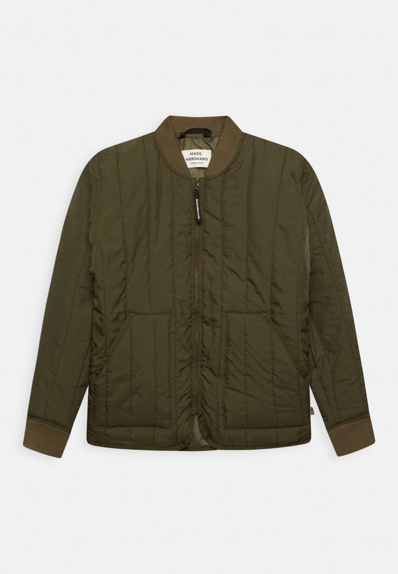 Veste matelassée vert olive avec fermeture éclair à l'avant, deux poches, col et poignets côtelés, étiquette "Mads Nørgaard Copenhagen" à l'intérieur du col.