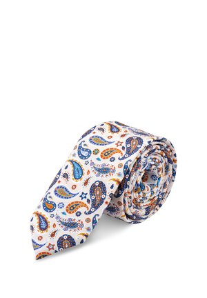 Hvit slips med fargerike blå, oransje og gule paisley- og blomsterprint, pent rullet sammen mot en hvit bakgrunn.