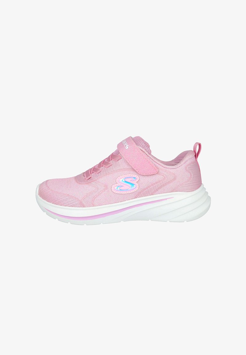 Zapatilla atlética rosa con un material texturizado y un collar acolchado. Presenta una correa de Velcro, suela blanca con un acento rosa y detalles de logo.