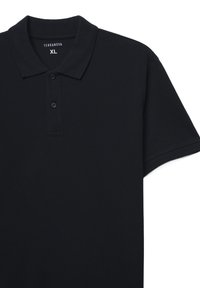 Polo shirt nero a maniche corte con colletto, due bottoni e etichetta Terranova XL all'interno del colletto.