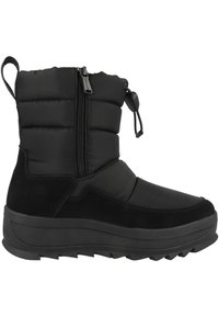 Bota impermeable negra con caña acolchada, cremallera lateral y cordón elástico. Presenta una suela gruesa y con tacos para mayor tracción y comodidad.