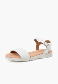 Sandalias blancas con un diseño minimalista, que presentan una correa frontal ancha y una correa para el tobillo ajustable con una hebilla plateada. Suela plana.