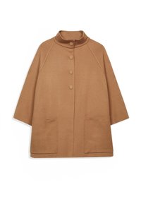 Cape-manteau brun mi-genou avec col montant, quatre boutons à l'avant, manches raglan et deux grandes poches avant sur fond blanc.