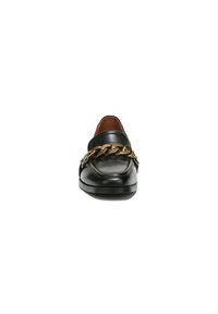 Zwarte leren loafers met een ronde neus, voorzien van een metallic gouden kettingaccent aan de voorkant en een platte rubberen zool.