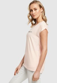 Merchcode WD - BELIEVE IN YOURSELF EXTENDED SHOULD - T-shirts print - pink