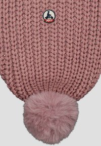 Gorro de punto rosa con un gran pompón esponjoso en la parte superior y un parche de logotipo circular bordado que presenta una figura en movimiento.