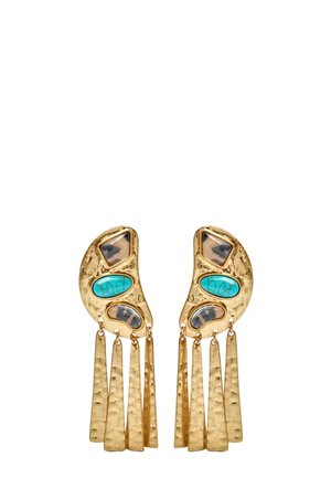 Kolczyki z młotkowanego metalu w odcieniu złota z turkusowymi i dymnymi kamieniami, z czterema zwisającymi prostokątnymi metalowymi frędzlami na każdym kolczyku.