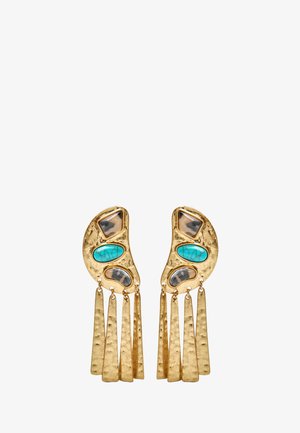 Kolczyki z młotkowanego metalu w odcieniu złota z turkusowymi i dymnymi kamieniami, z czterema zwisającymi prostokątnymi metalowymi frędzlami na każdym kolczyku.