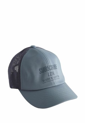 Helles blaues Cap mit strukturiertem Vorderteil, Mesh-Rückseite, gebogenem Schirm und bedrucktem Text, der Koordinaten beinhaltet. Mit Kontraststichen.