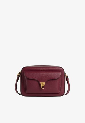 Borsa a tracolla in pelle bordeaux con finitura texture, dotata di una tasca con pattina frontale, hardware dorato e tracolla regolabile.