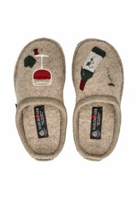 Zapatillas de fieltro en beige con diseños bordados de copa de vino y botella. Forma redondeada con borde cosido, exterior de lana texturizada.