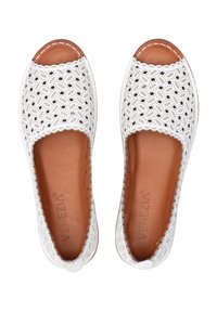Weiße geflochtene flache Schuhe mit durchbrochenem Muster, Lederinnensohle und genähten Kanten; runde Zehenform; glatte Textur.