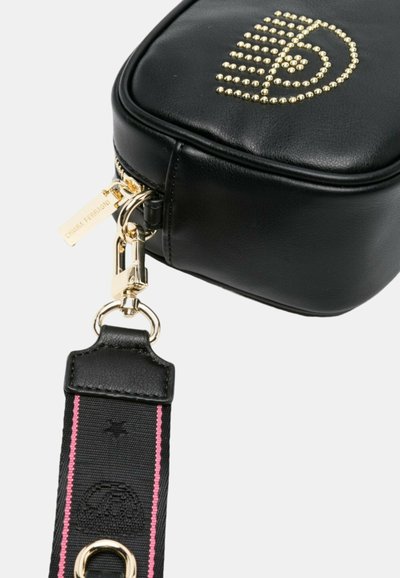 Borsa in faux leather nera con dettaglio del logo in metallo dorato sulla parte anteriore. Include una tracolla rimovibile con accenti rosa e componenti metallici.